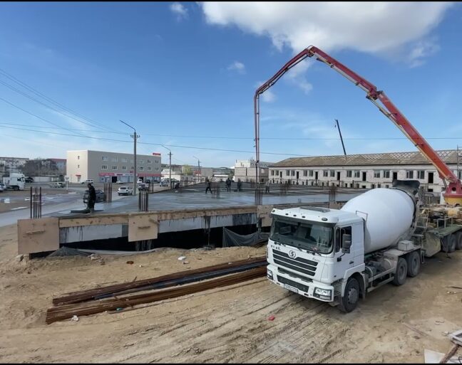 Заливка бетона марки М400 на перекрытие этажа коммерческого здания