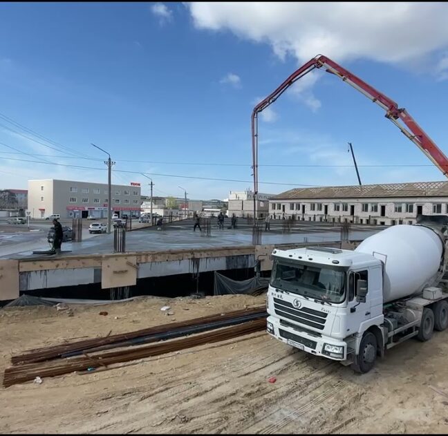 Заливка бетона марки М400 на перекрытие этажа коммерческого здания