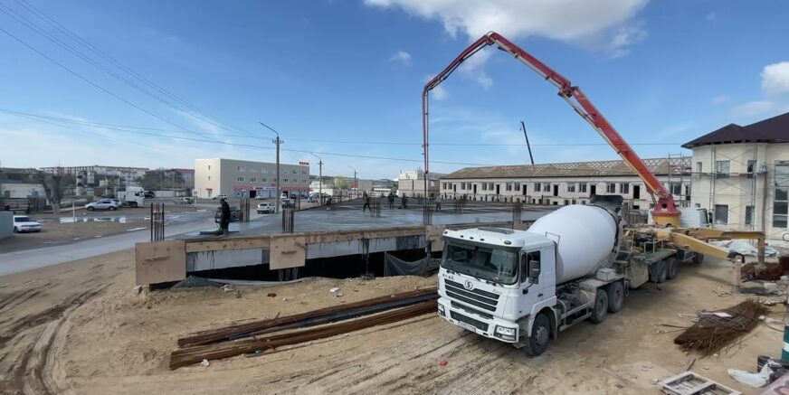 Заливка бетона марки М400 на перекрытие этажа коммерческого здания